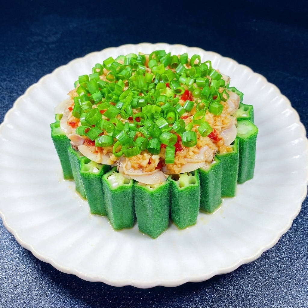 Un montón de cebolleta verde picada sobre el ajo y las almejas dentro del anillo de okra.