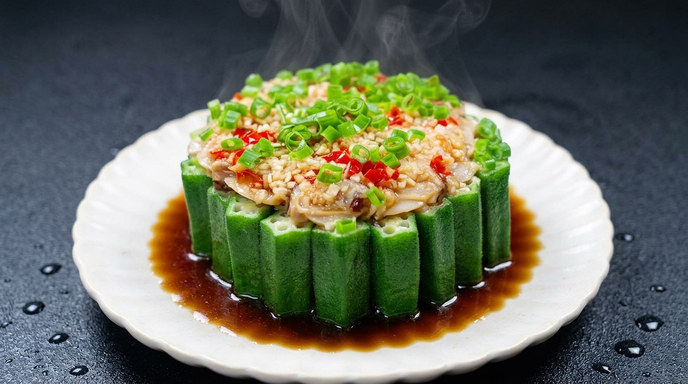 Un vibrante anillo de okra escaldada relleno de almejas frescas, coronado con una salsa de ajo y aceite caliente.