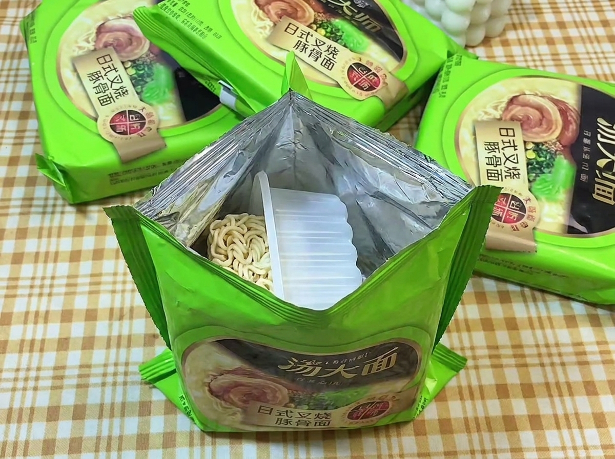 Paquete abierto de ramen mostrando los fideos secos y ondulados en una bandeja de plástico.