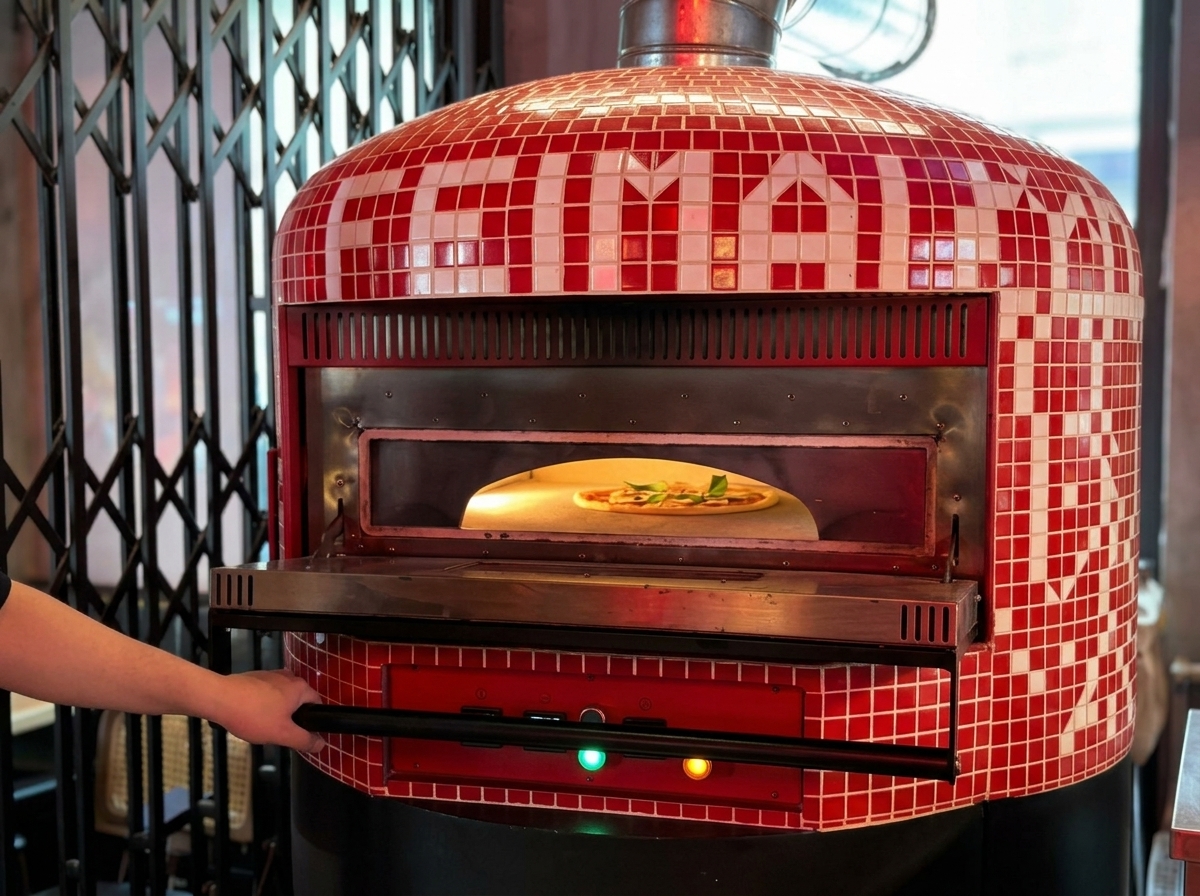 Una pizza Margarita cruda dentro de un horno de leña de ladrillo caliente.