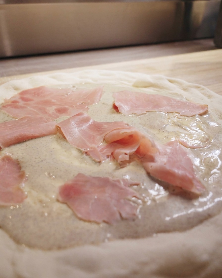 Lonchas de jamón distribuidas sobre la base de crema de trufa.