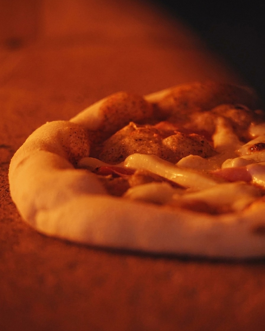 Primer plano de la pizza napolitana burbujeando dentro del horno caliente.