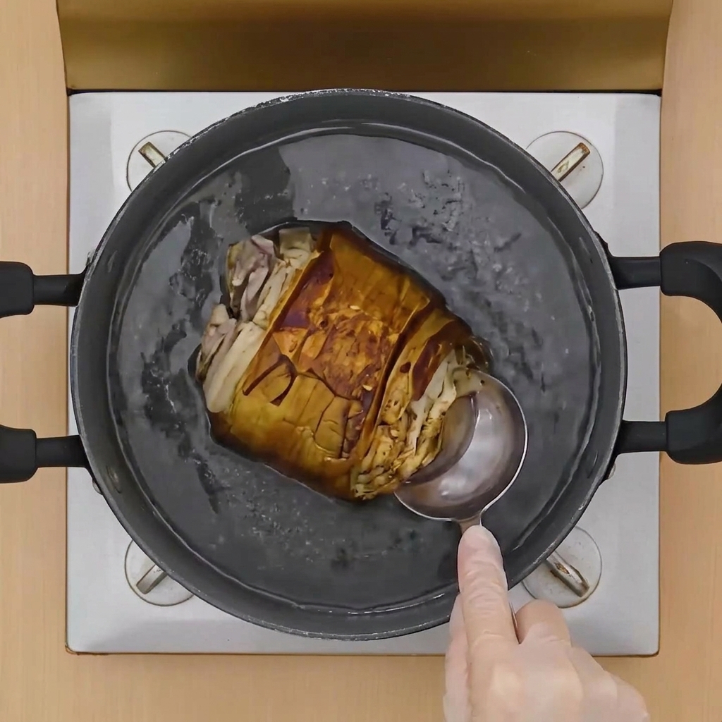 Un cazo vertiendo líquido sobre el rollo de cerdo dorado en una olla con caldo hirviendo.