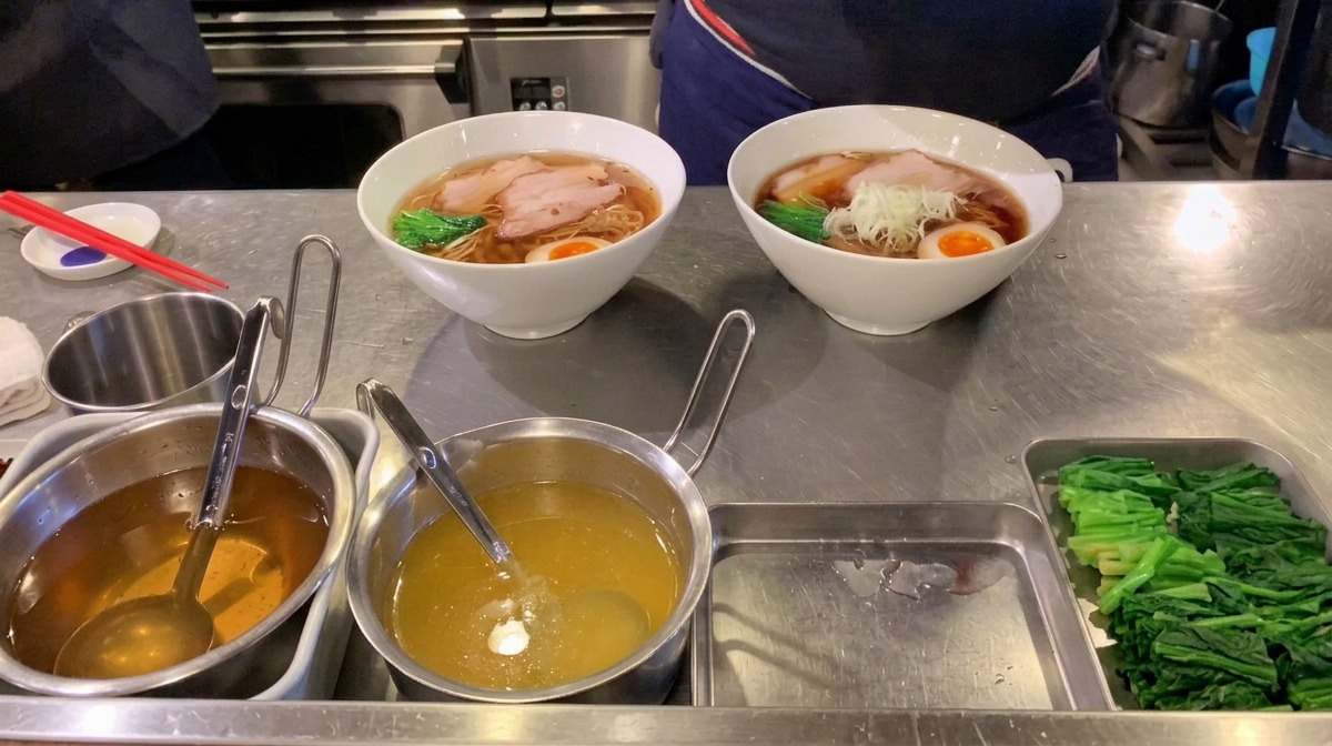Cebolleta blanca finamente picada apilada en el centro de un cuenco de ramen humeante.