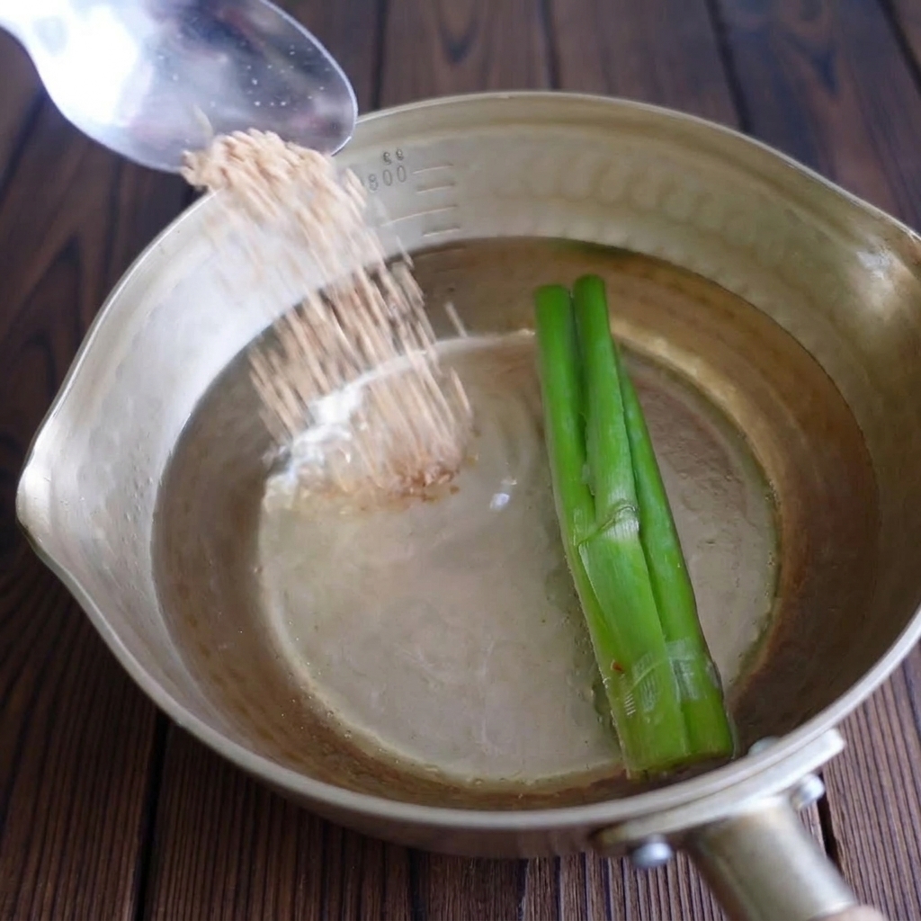 Cuchara espolvoreando caldo de pollo en polvo en la olla del caldo.