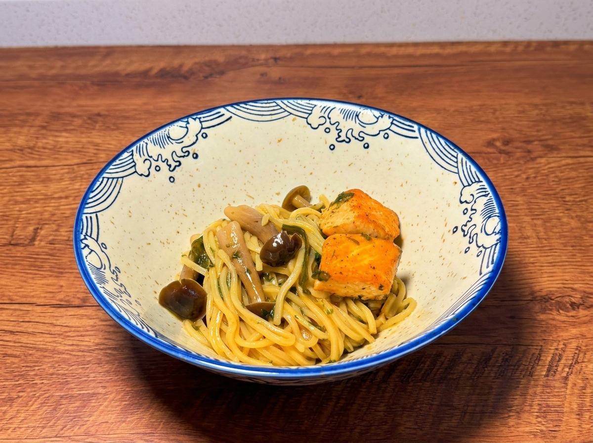 Un bol de cerámica bien presentado con fideos ramen cubiertos con salmón y setas, reposando sobre una superficie de madera.