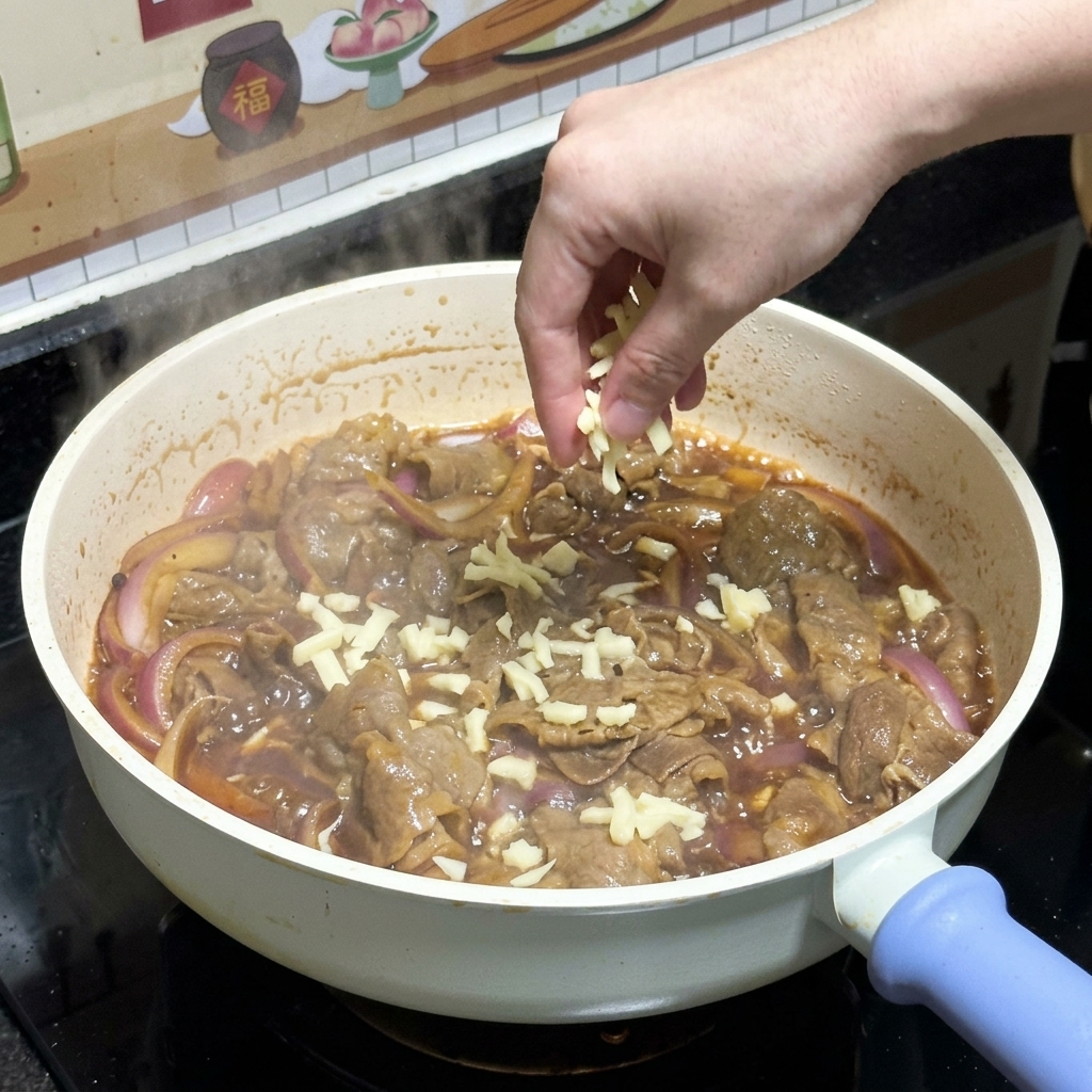 Una mano espolvoreando queso mozzarella blanco rallado sobre la ternera teriyaki cocinada y las cebollas rojas en una sartén.
