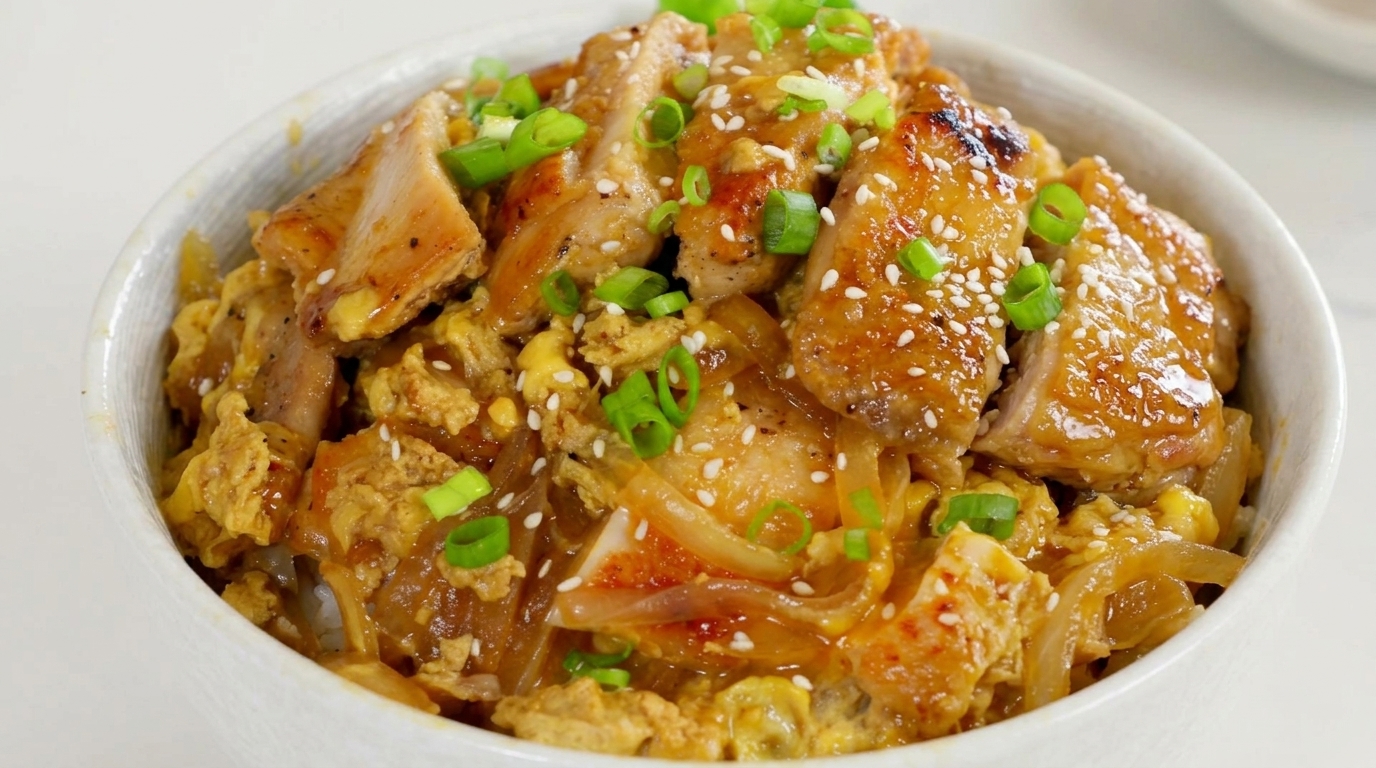 Oyakodon japonés (Tazón clásico de arroz con pollo y huevo)