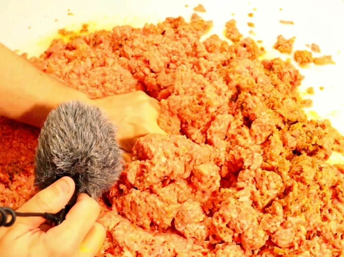 Una cuchara levantando una pequeña porción del relleno terminado de sloppy joe.