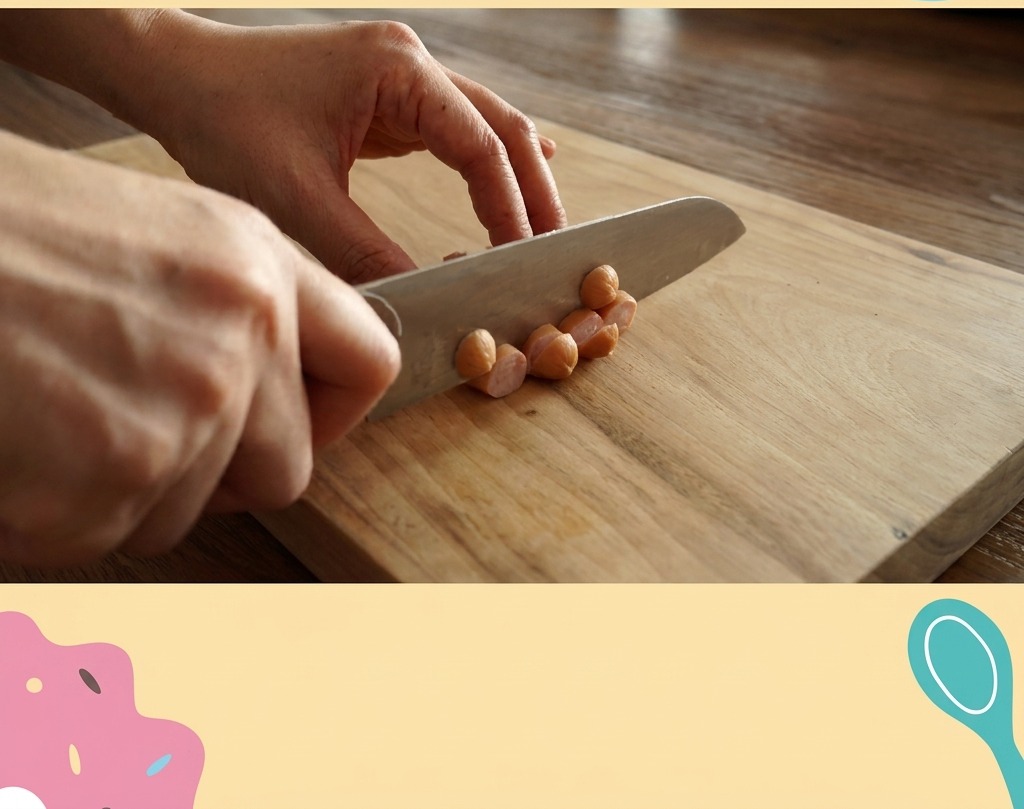 Primer plano de un cuchillo cortando pequeñas salchichas rosadas en rodajas finas sobre una tabla de madera clara.