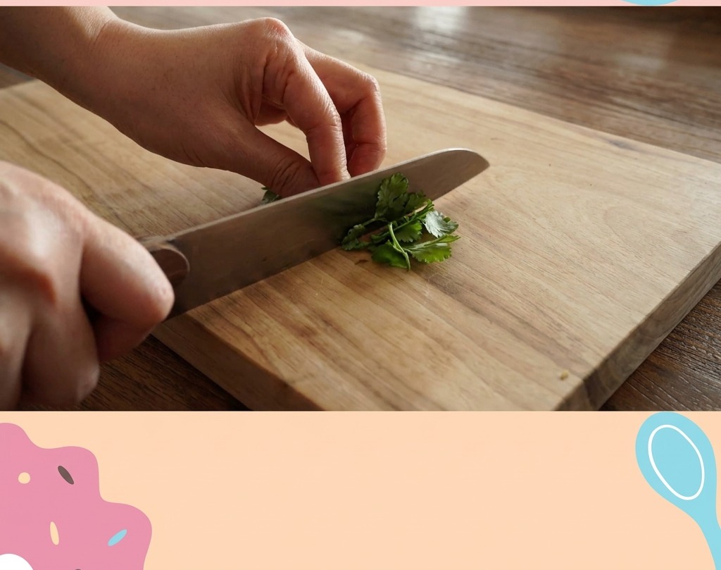 Manos usando un cuchillo de chef para picar finamente un manojo de perejil verde brillante sobre una tabla de madera.