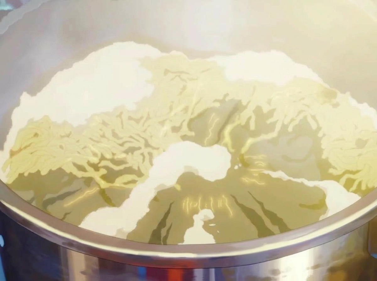 Fideos de ramen gruesos hirviendo rápidamente en una olla con agua hirviendo a borbotones.