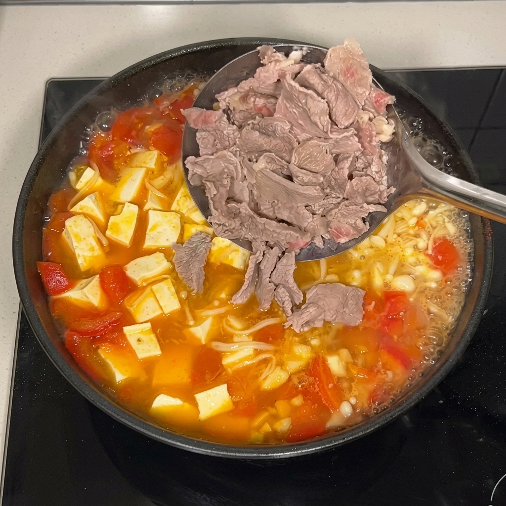 Un cucharón metálico colocando la ternera escaldada en la sopa hirviendo con tofu y setas.