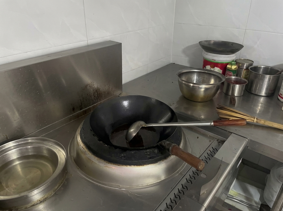 Wok con líquido de cocción rojo oscuro hirviendo.