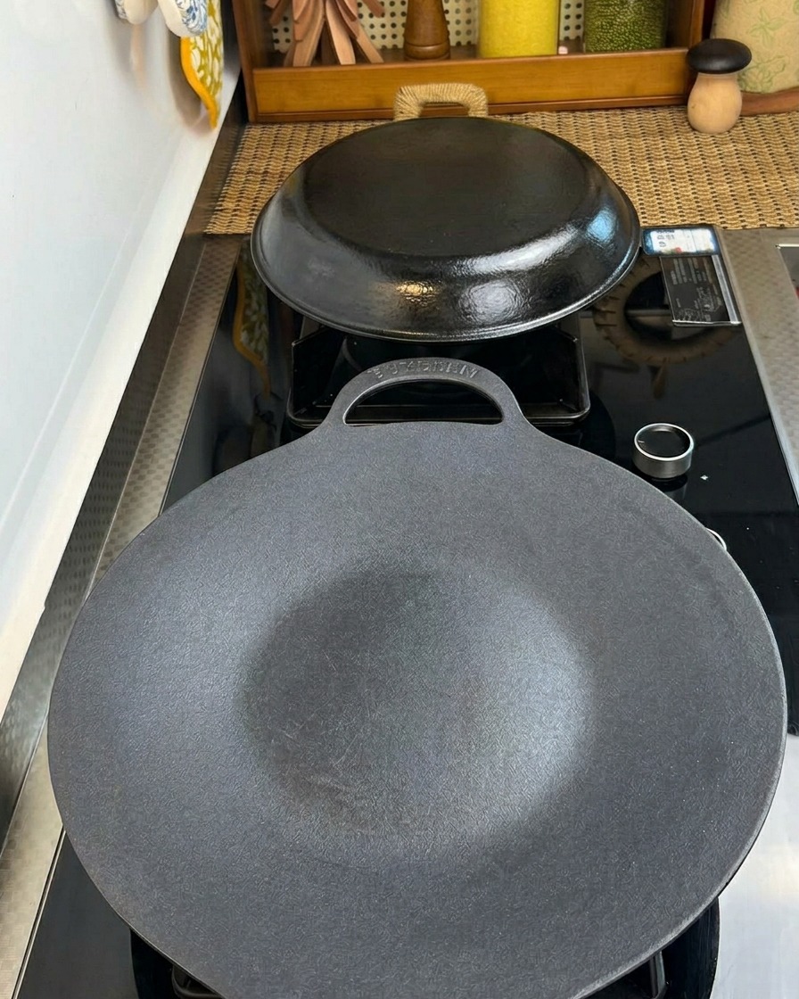 Tiras de panceta de cerdo sellándose en una sartén de hierro fundido, mostrando bordes dorados.