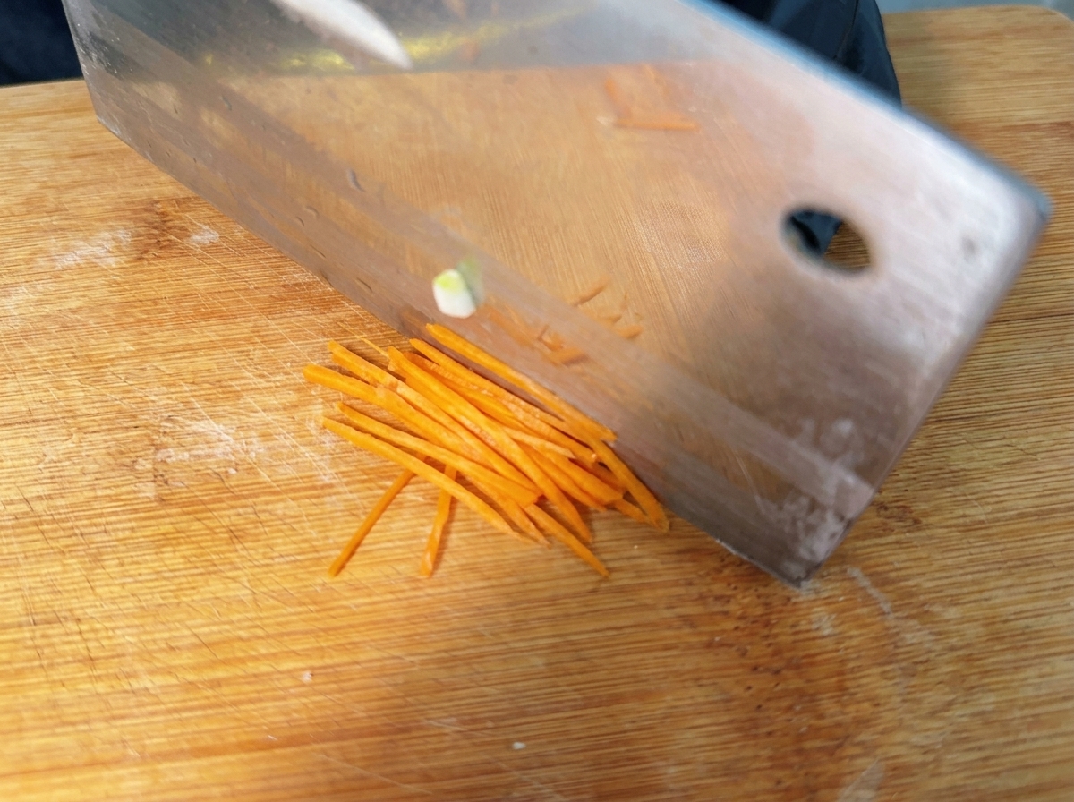 Tiras de zanahoria en juliana listas para el montaje.