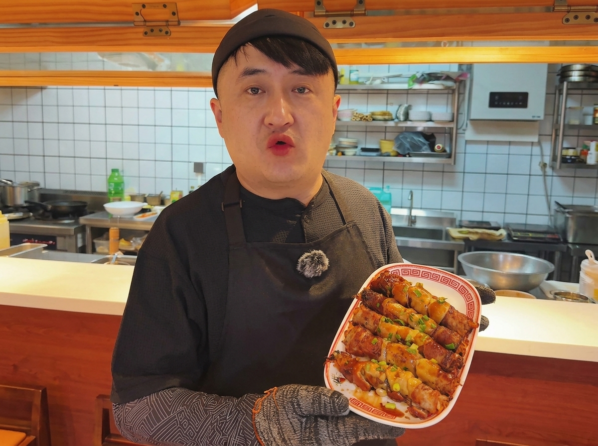 Rollitos de panceta sellándose en una plancha caliente con vapor subiendo.