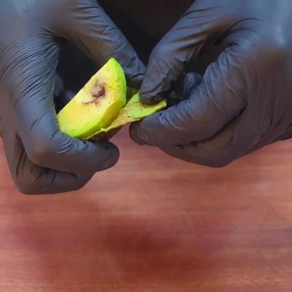Rodajas uniformes de aguacate verde listas para el montaje de la hamburguesa.