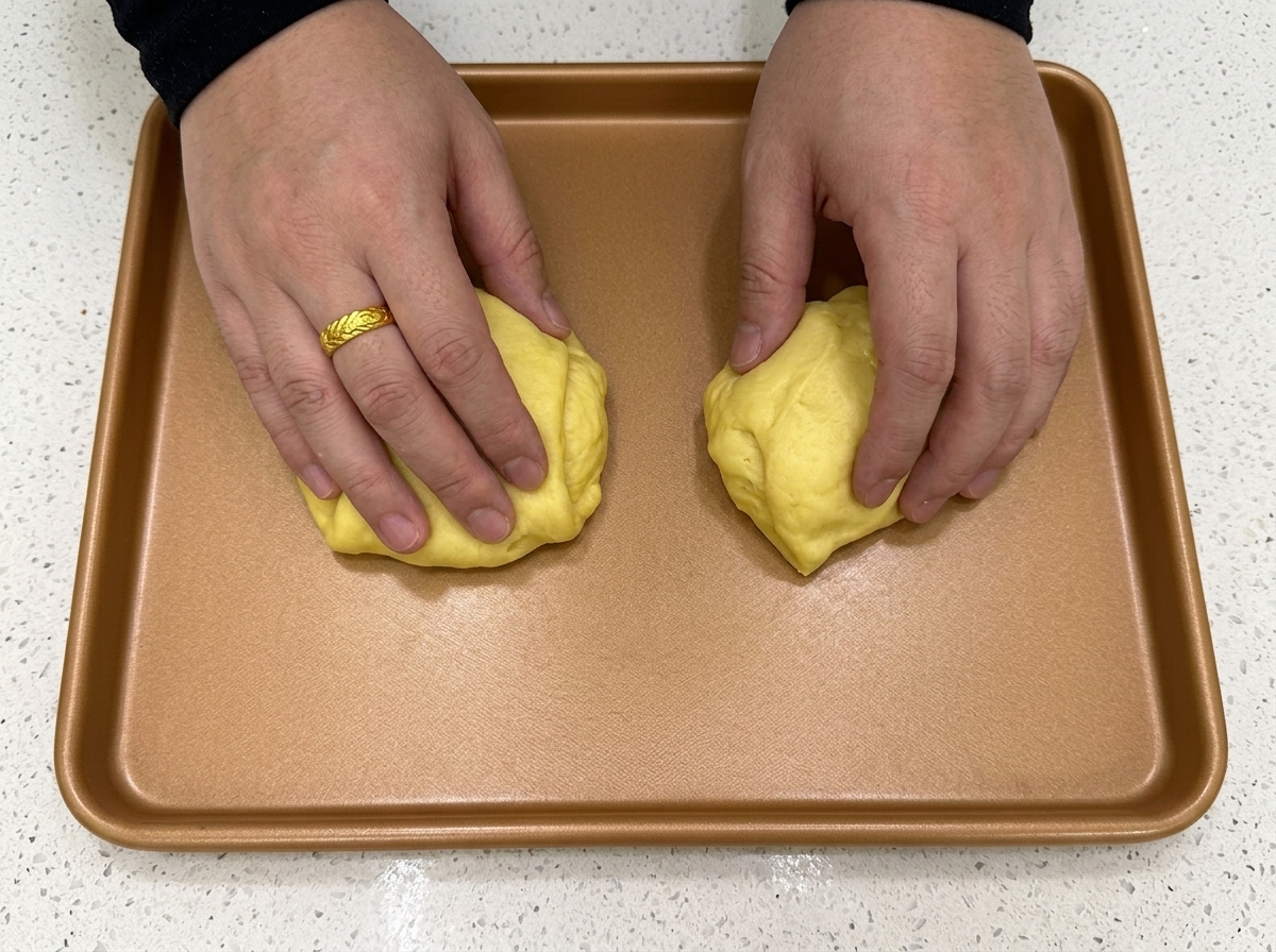 Piezas de masa cortadas en porciones iguales con una rasqueta sobre una superficie plana.