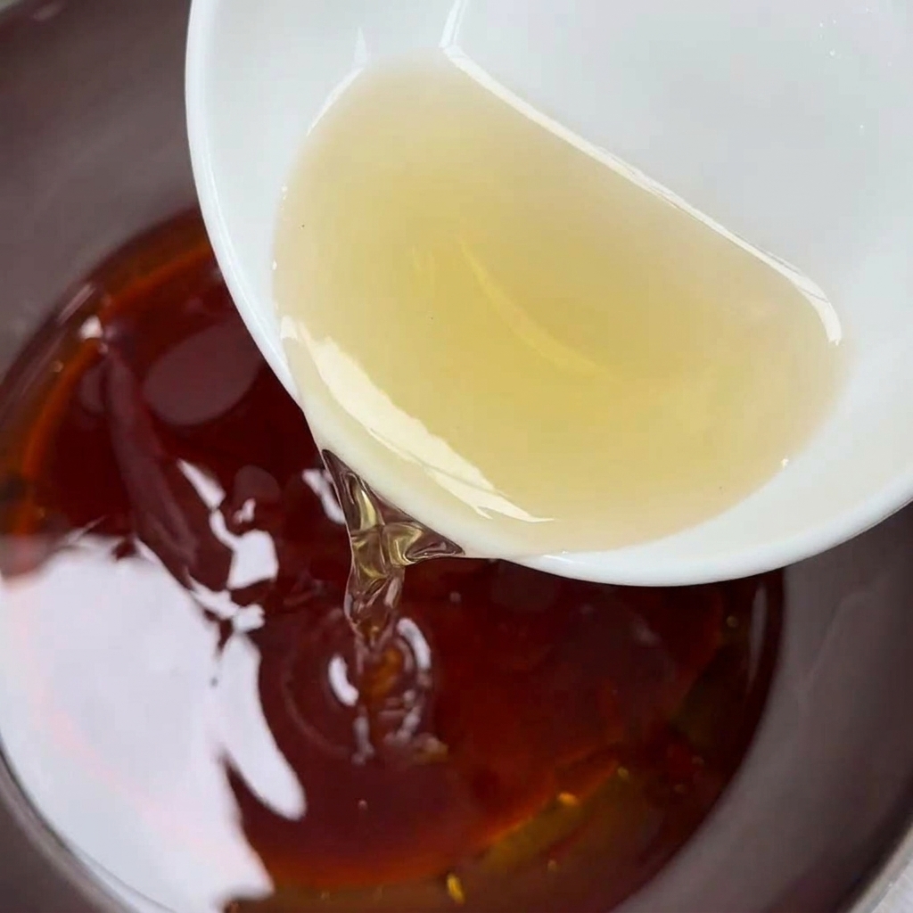Vinagre de arroz vertiéndose en el cuenco de la salsa.