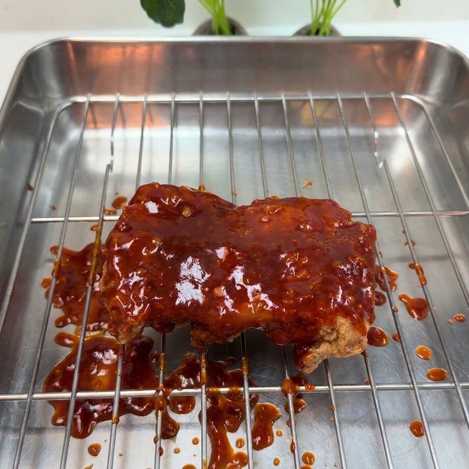Una base de pan tostado cubierta con col morada rallada y maíz amarillo.