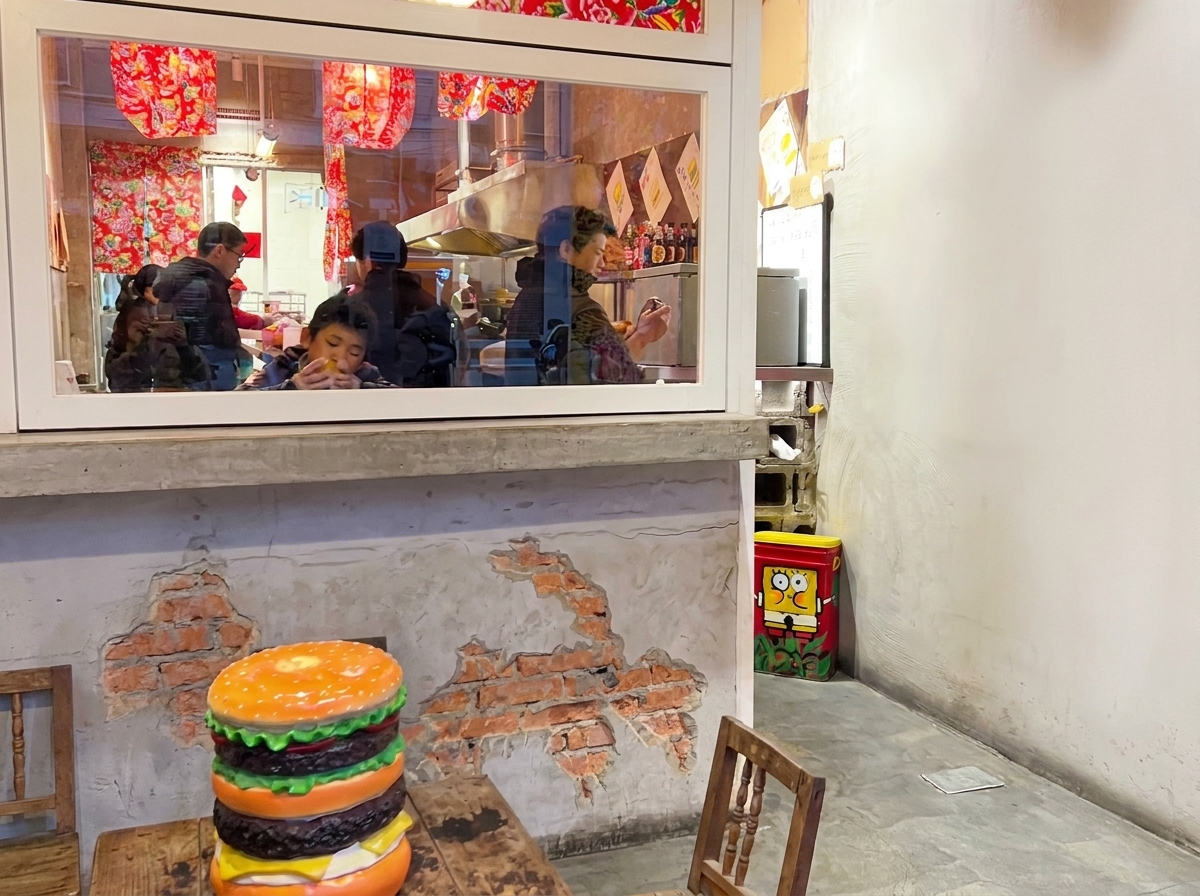 Varios condimentos espolvoreados sobre los chiles y el ajo asados en la plancha.