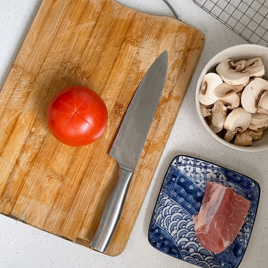 Primer plano de un tomate rojo con una cruz marcada en la piel superior.