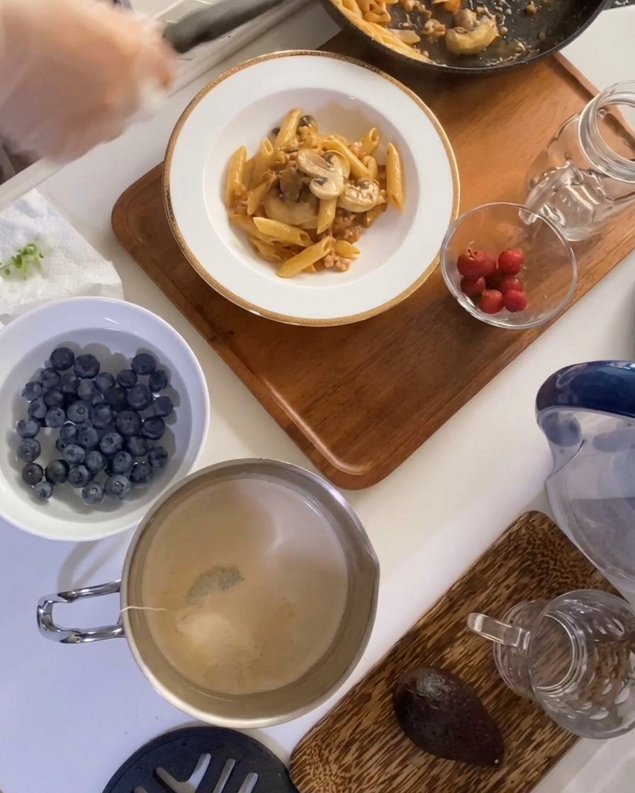 Una porción de pasta con salsa servida en un tazón blanco profundo.