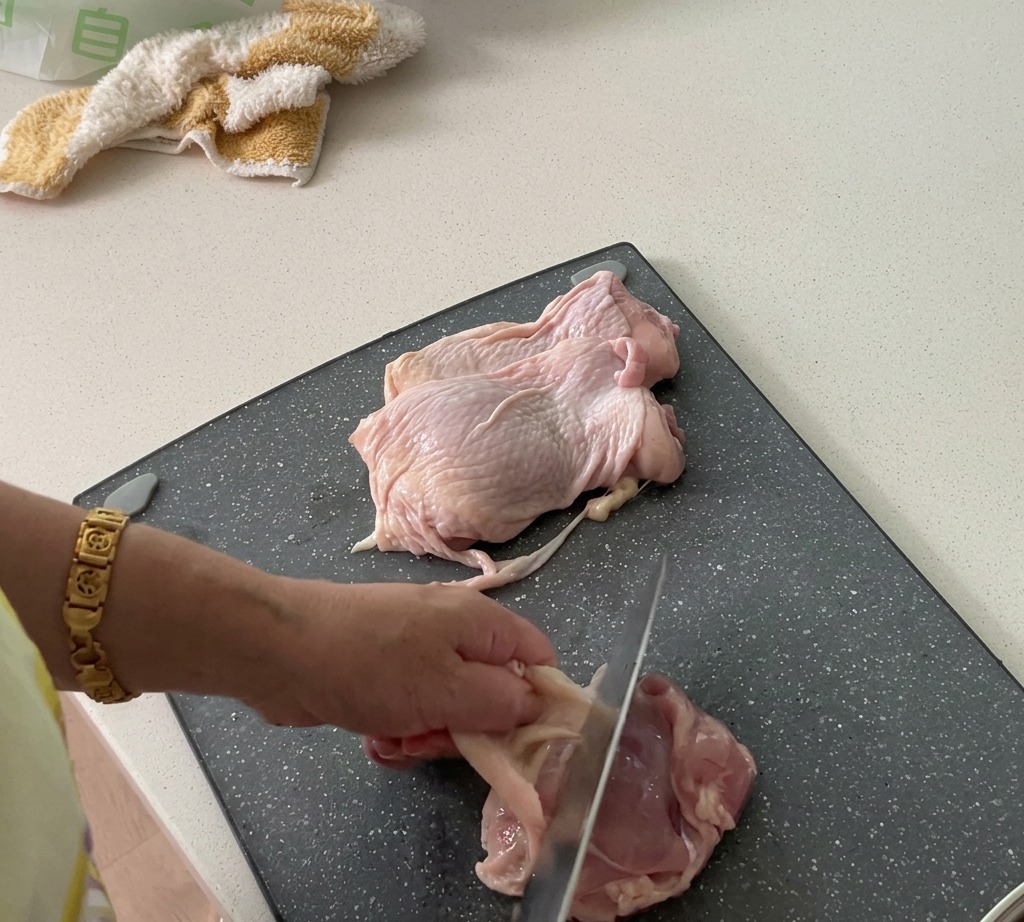 Preparación de los muslos de pollo quitándoles la piel y cortando la carne en dados.