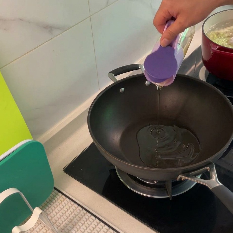 Pollo y tocino en dados friéndose juntos en una sartén grande, mostrando texturas doradas.
