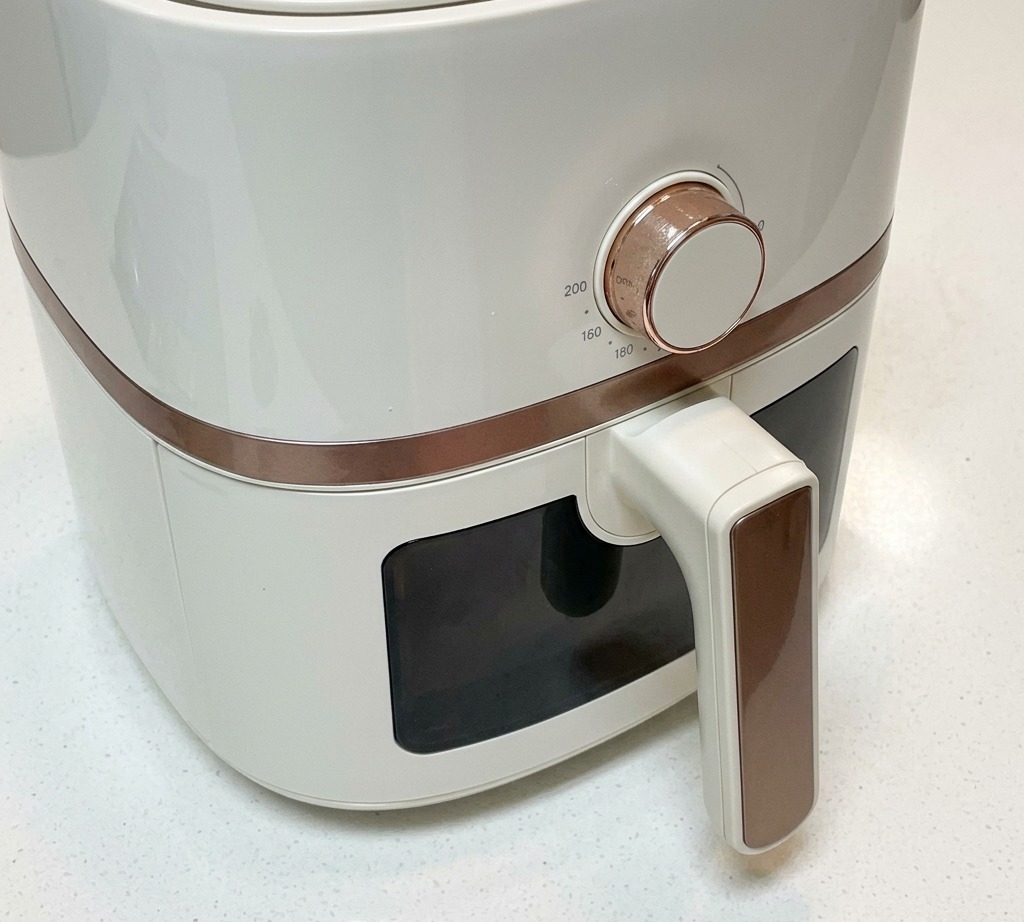 Detalle del dial del air fryer a 180 grados.