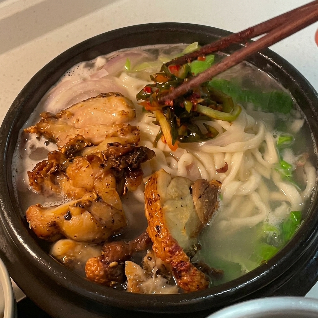 Kimchi de cebollino rojo puesto como guarnición sobre la sopa.