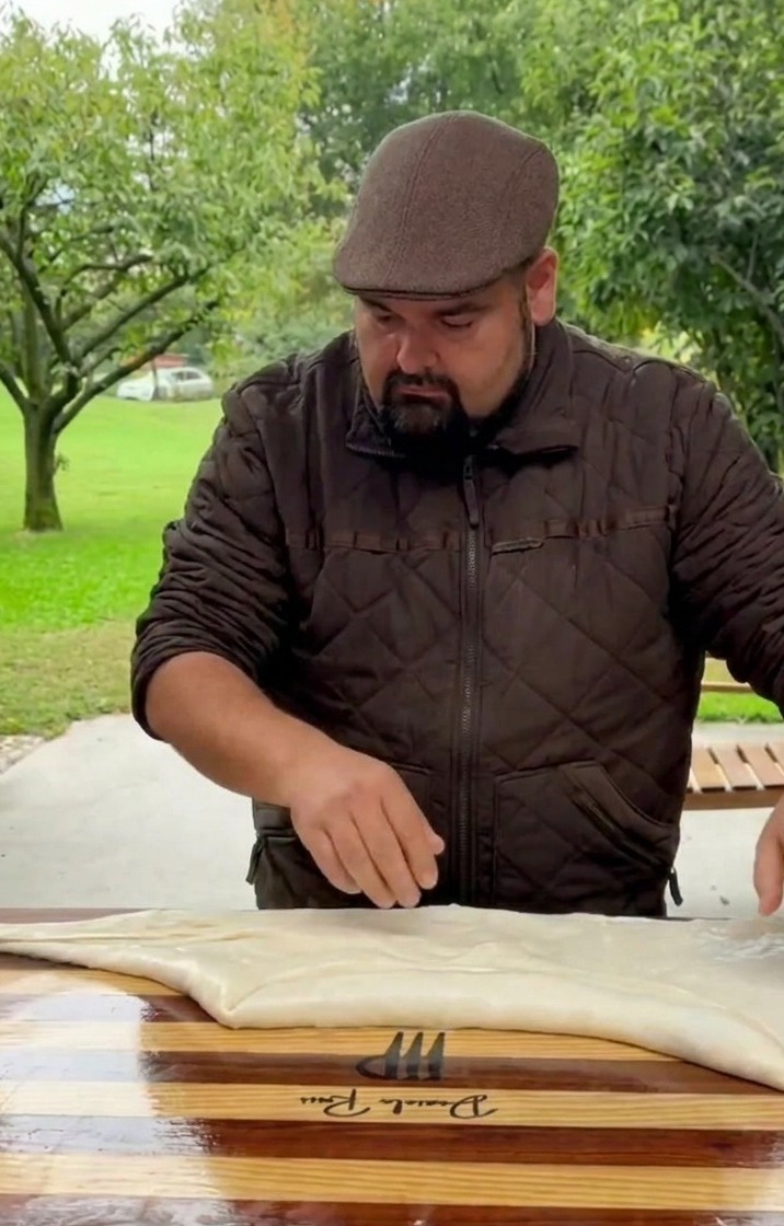 Primer plano de rodajas de patata finas listas para ser usadas como cobertura.