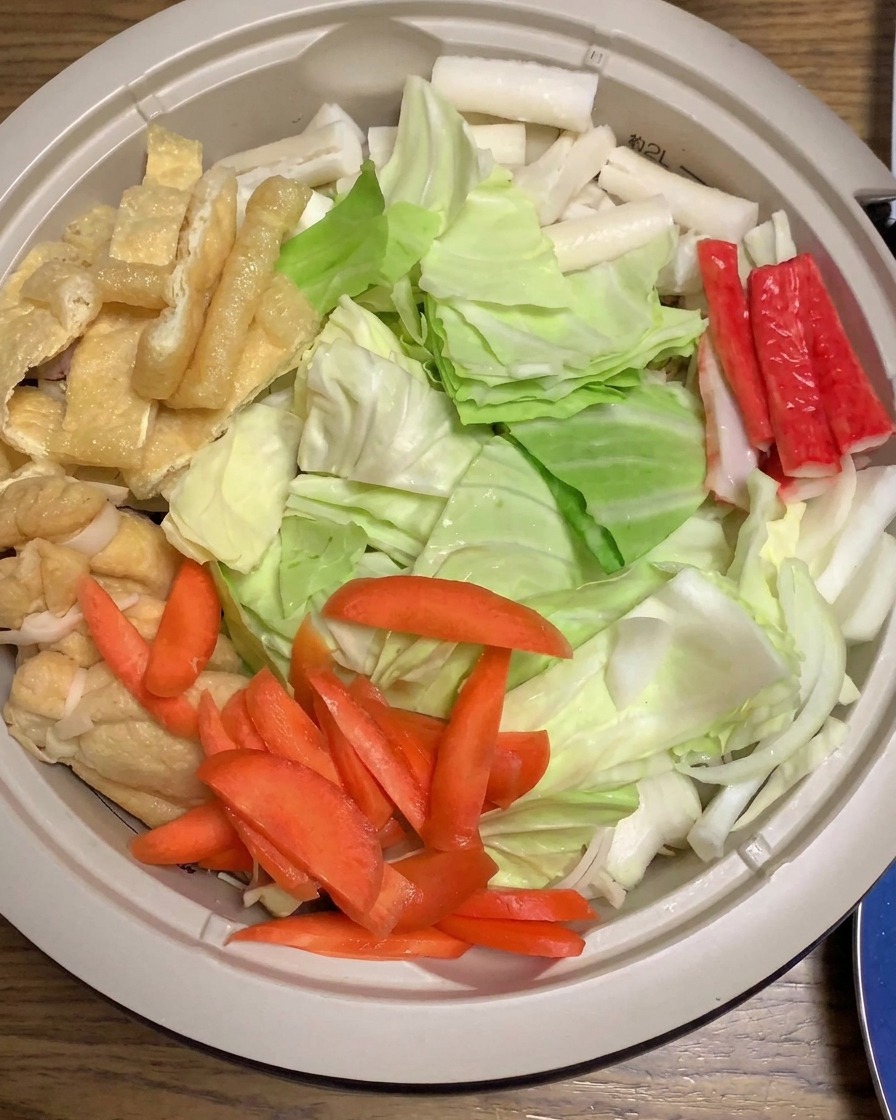 Salsa de miso vertida sobre los ingredientes en una olla grande.