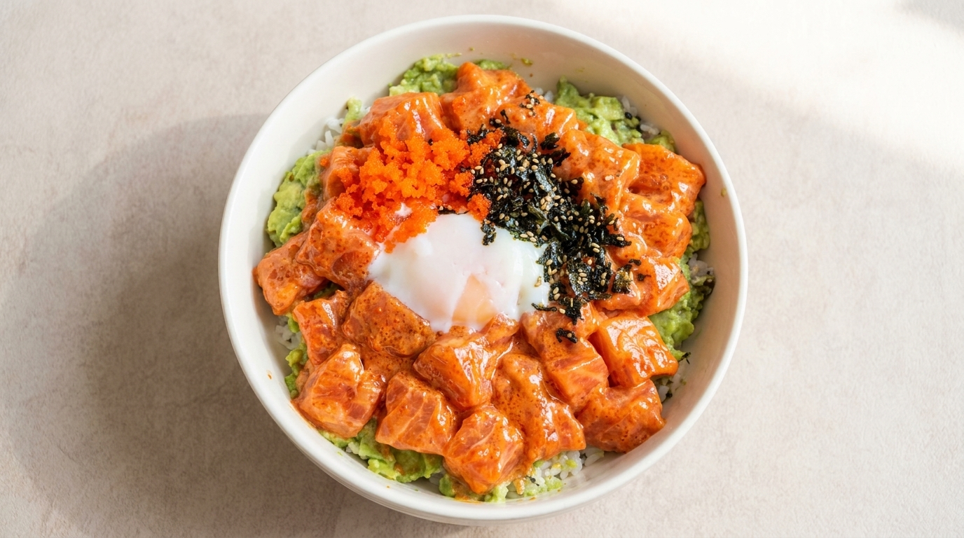 Bol de salmón picante y aguacate con huevo onsen
