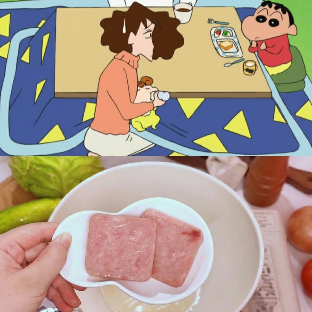 Dos rodajas de luncheon meat chisporroteando en una sartén a fuego bajo, volviéndose doradas.