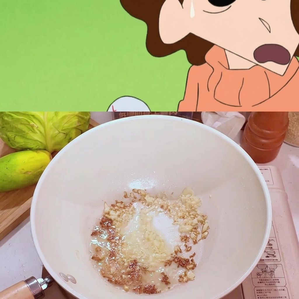 Una cucharada de pasta de miso siendo mezclada con el ajo salteado en la sartén.
