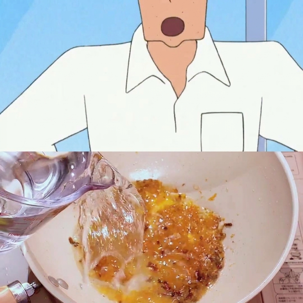 Sake siendo vertido desde una taza medidora en la sartén con la mezcla de miso y ajo.