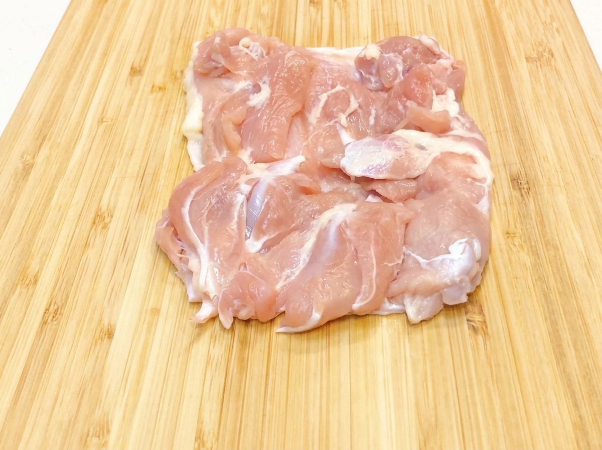 Aceite de cocina vertiéndose en una sartén negra precalentada.