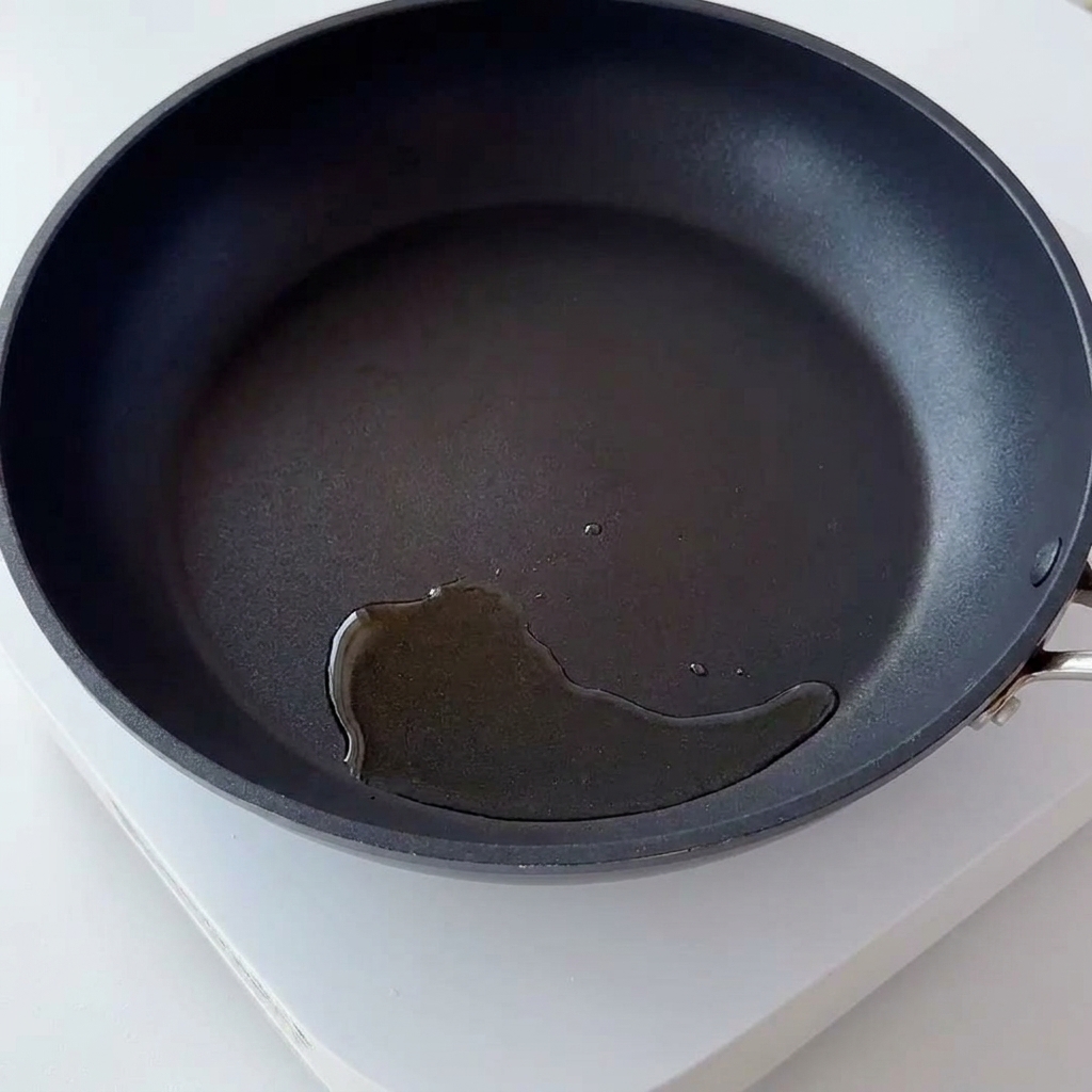 Arroz cubierto de huevo salteándose en una sartén caliente.