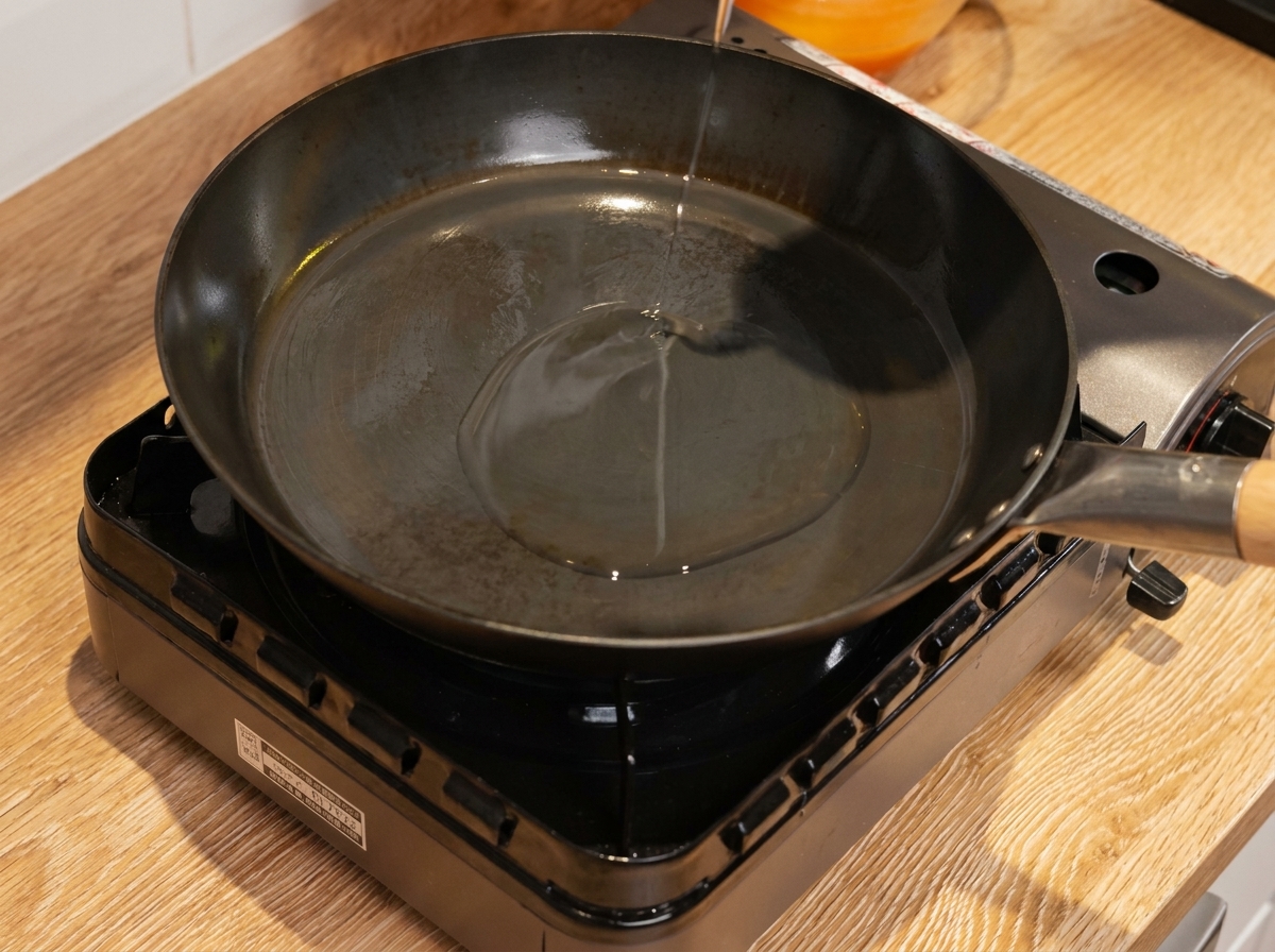 Huevos revueltos suaves cocinándose en una sartén.