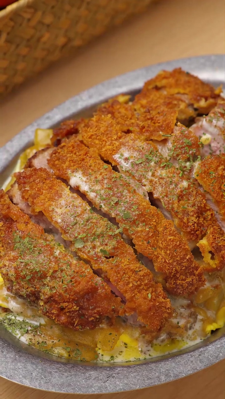 Arroz con Chuleta de Cerdo Crujiente al Curry de Coco y Salsa de Queso