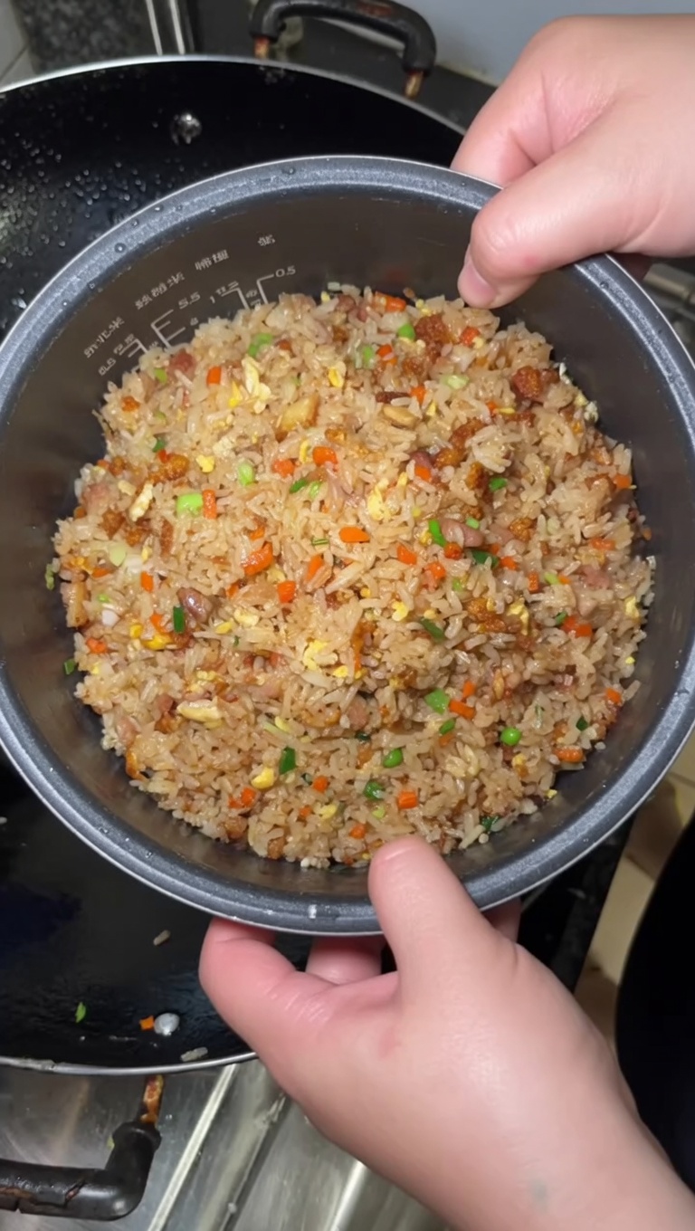 Lujoso arroz frito con erizo de mar (Arroz frito dorado con uni)