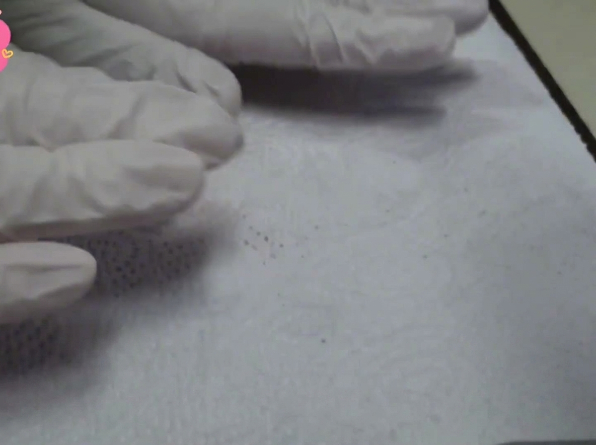 Primer plano de toallas de papel blanco secando la humedad de unas finas rebanadas de lomo de ternera crudo.