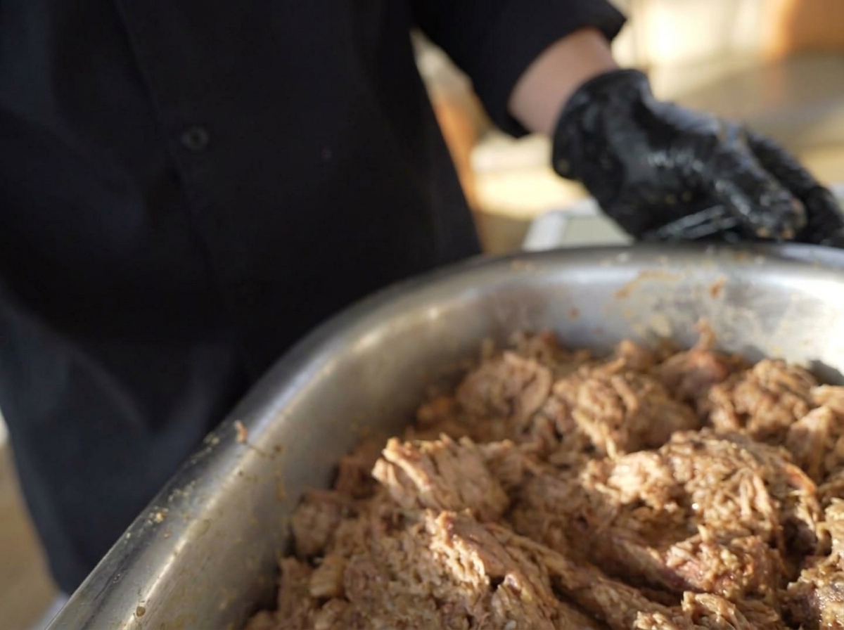 Manos dando forma a la mezcla de carne molida marinada en hamburguesas redondas y gruesas.