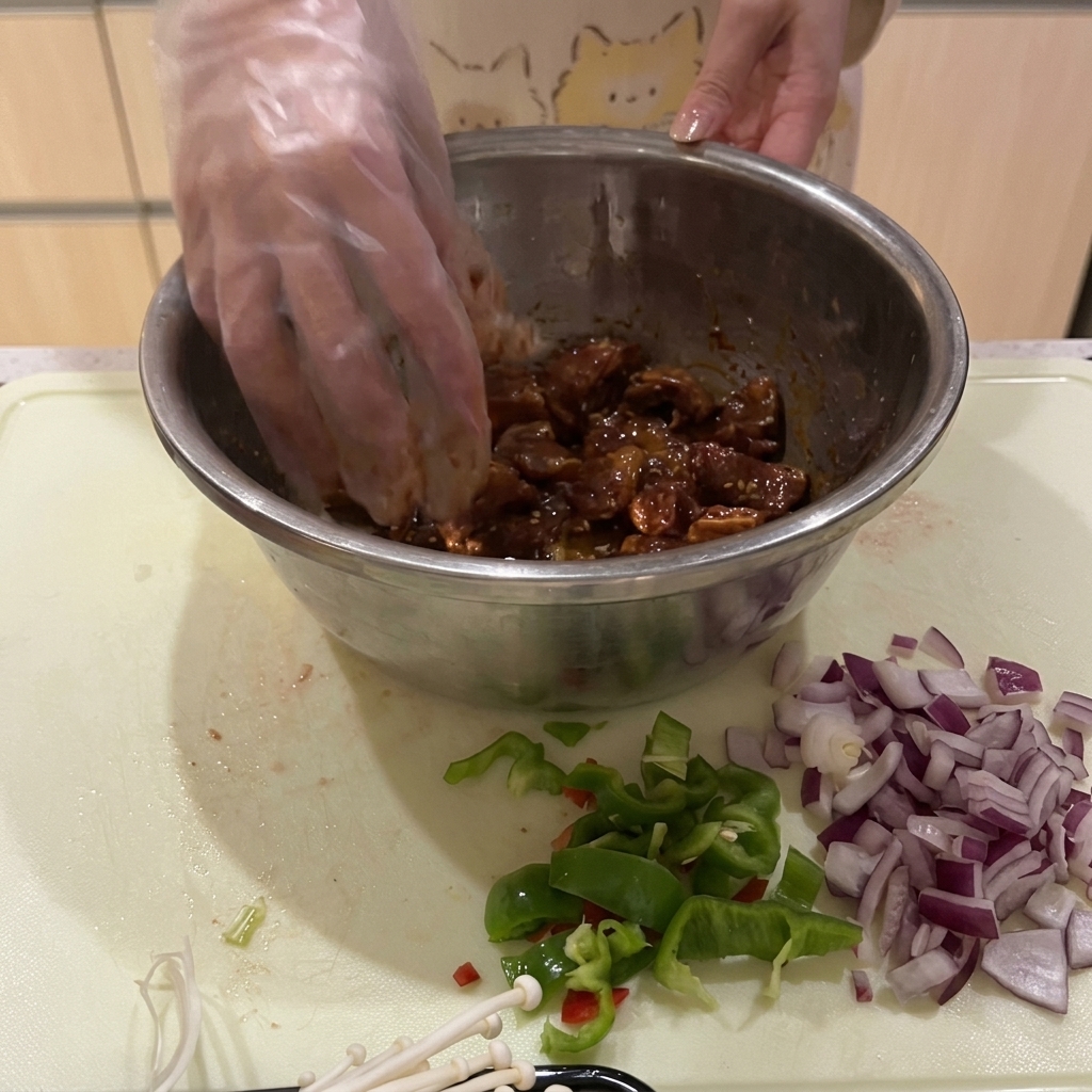 Pimientos verdes picados, pimientos rojos, cebollas y setas enoki recortadas dispuestas en una tabla de cortar.