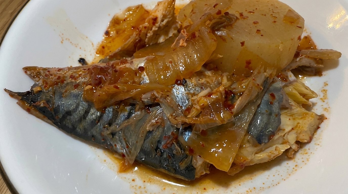 Caballa Estofada con Kimchi y Rábano (Godeungeo Kimchi-jorim)