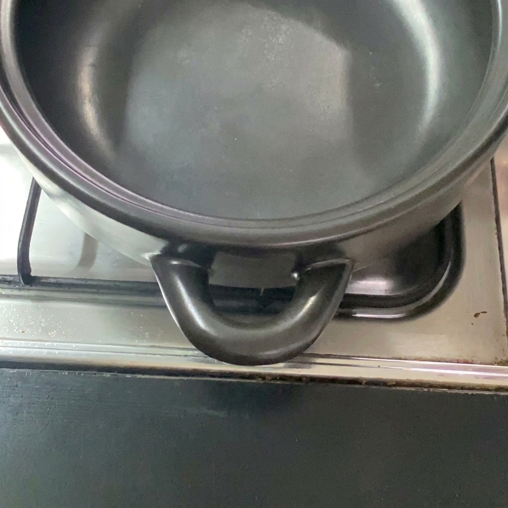 Primer plano de verduras cortadas de colores dispuestas en una cazuela, listas para la sopa.