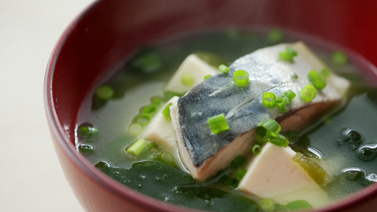 Sopa de Miso con Caballa Noruega y Tofu