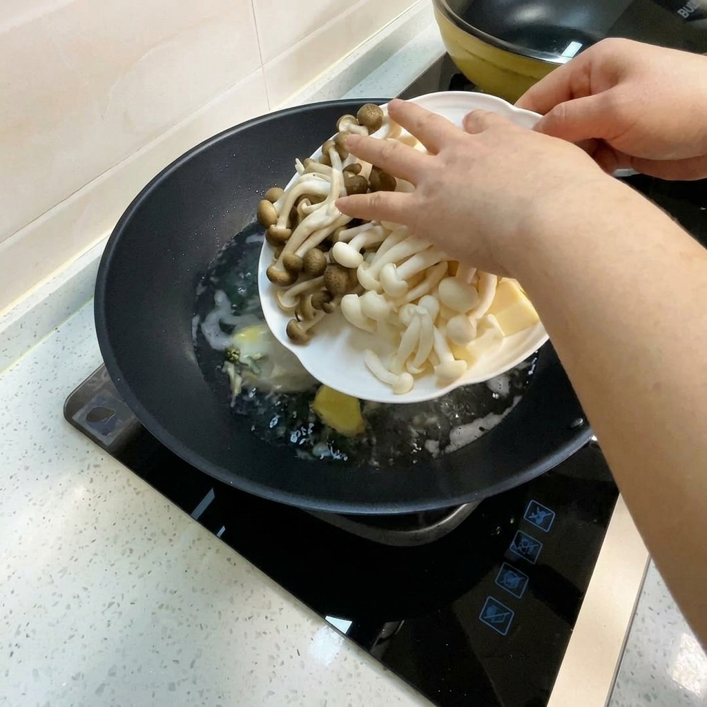 Champiñones de haya, champiñones sabor cangrejo y cubos de tofu siendo añadidos al caldo hirviendo.